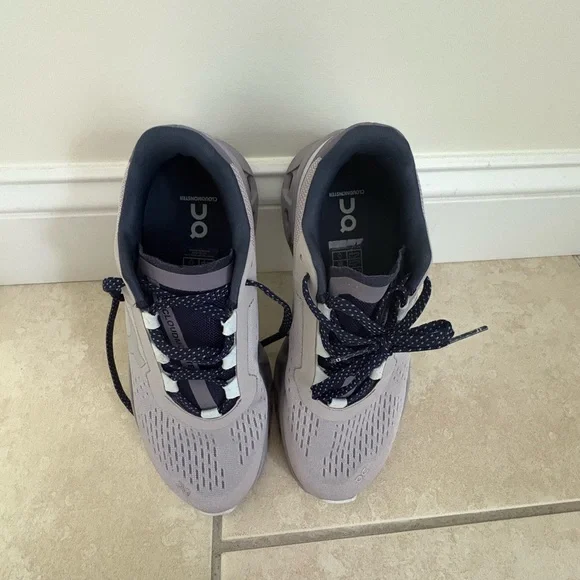 On Running Light Purple Sneakers with Navy Details - Picture 4 of 6